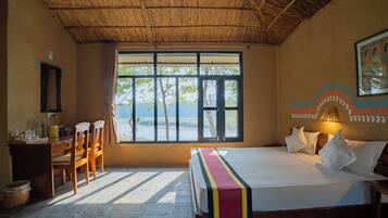 Deluxe Double or Twin Room | 1 bedroom, in-room safe, desk, iron/ironing board