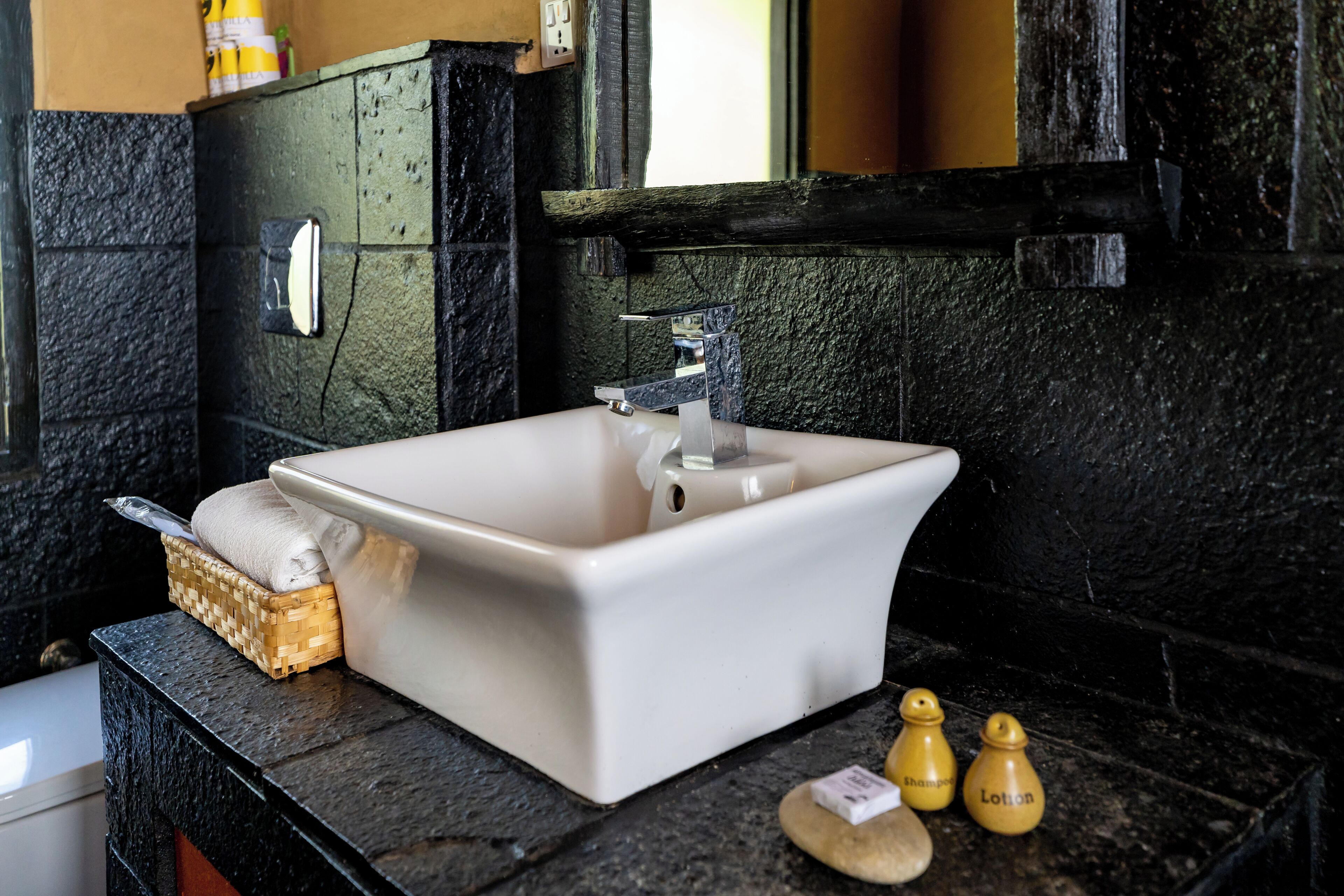 Deluxe Double or Twin Room | Bathroom | Shower, rainfall showerhead, free toiletries, slippers
