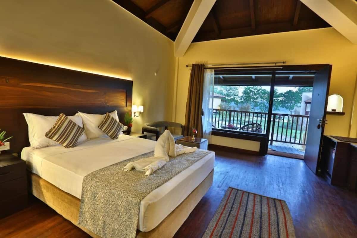 Deluxe villa, 1 slaapkamer, terras, uitzicht op rivier | 1 slaapkamer, een kluis op de kamer, een bureau, gratis wifi