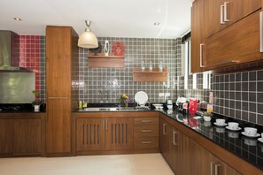 Deluxe Villa, 3 Bedrooms, Pool View, Poolside | Private kitchen