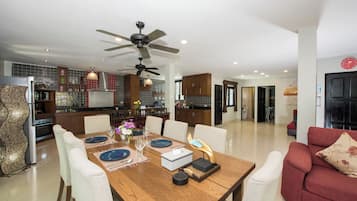 Deluxe Villa, 3 Bedrooms, Pool View, Poolside | Dining room