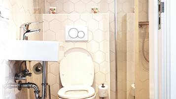 Economy Double Room | Bilik Mandi | Pancuran mandi, kelengkapan dandanan diri percuma, pengering rambut