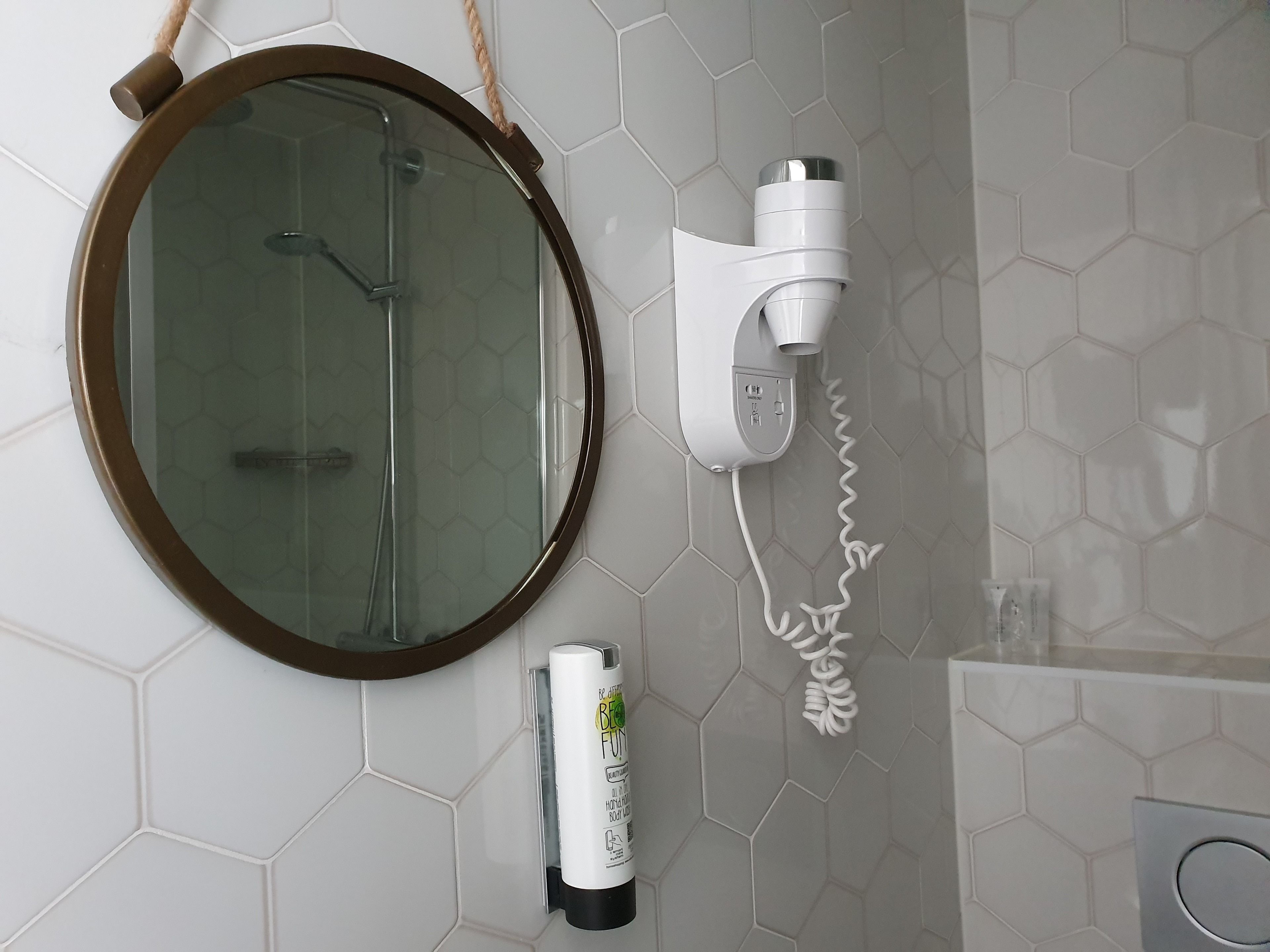 basic single room | bathroom sink