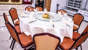 Servizio di colazione, pranzo e cena