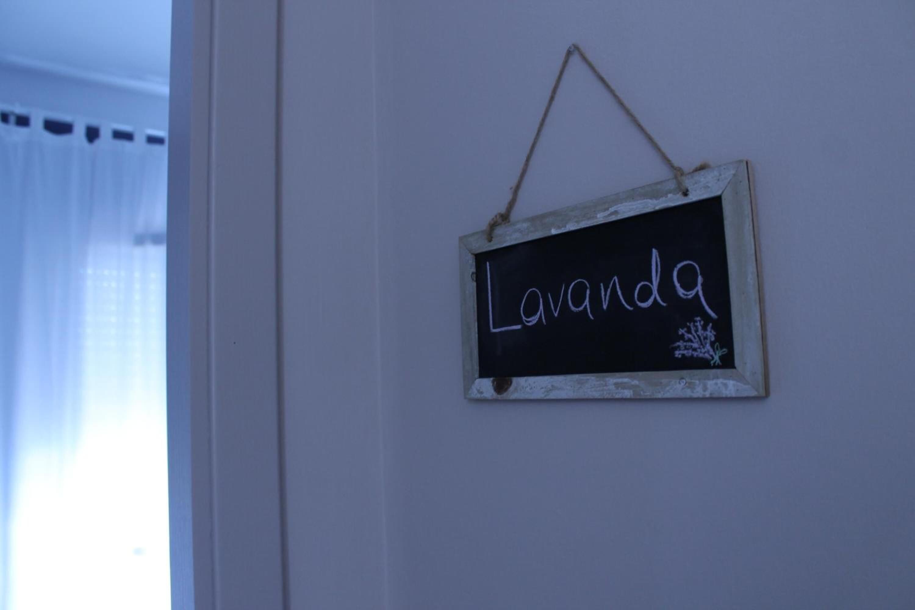 Een schoolbord met de tekst 'Lavanda' en een tekening van een plantje.