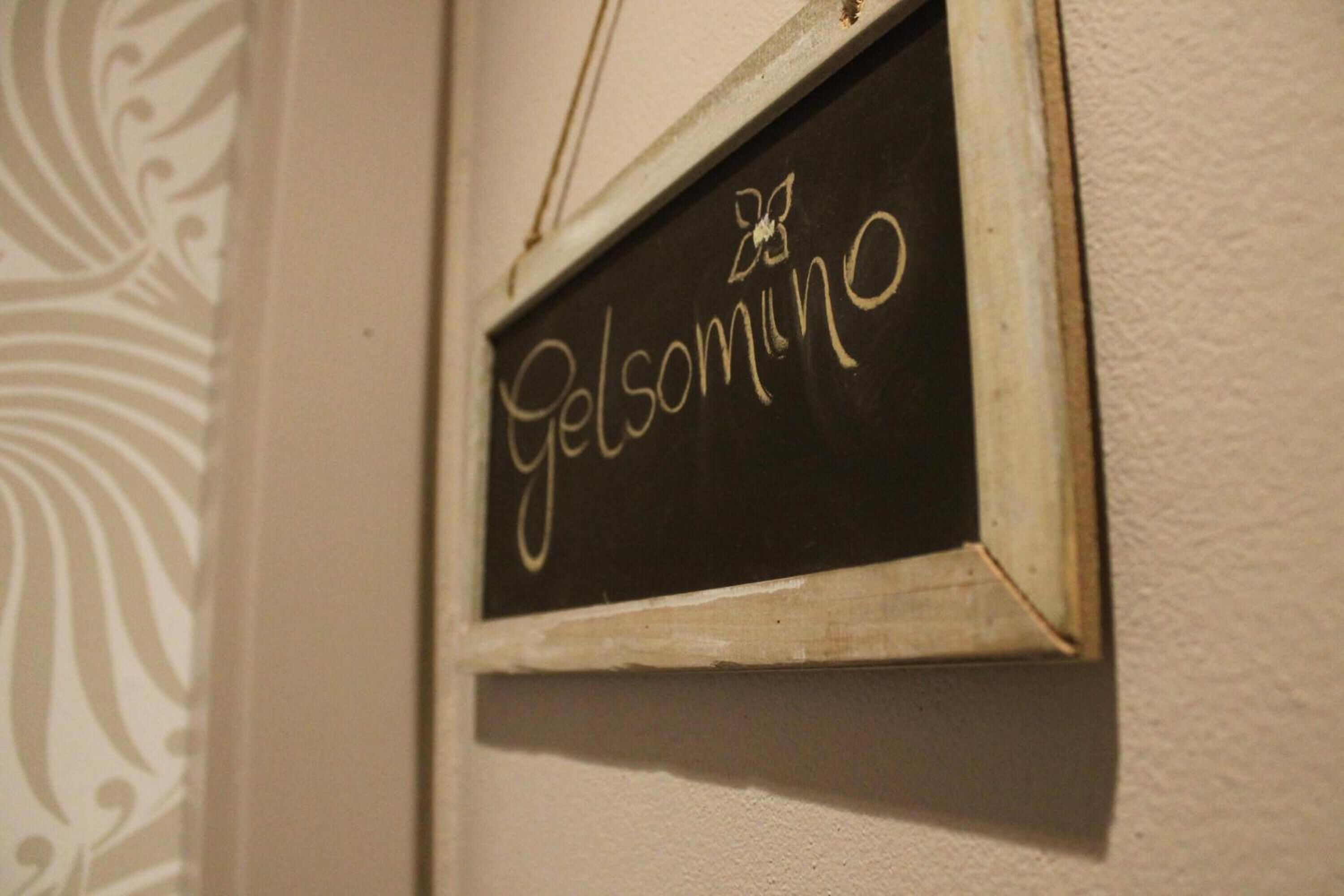 Una pizarra con el texto 'Gelsomino' en una pared.