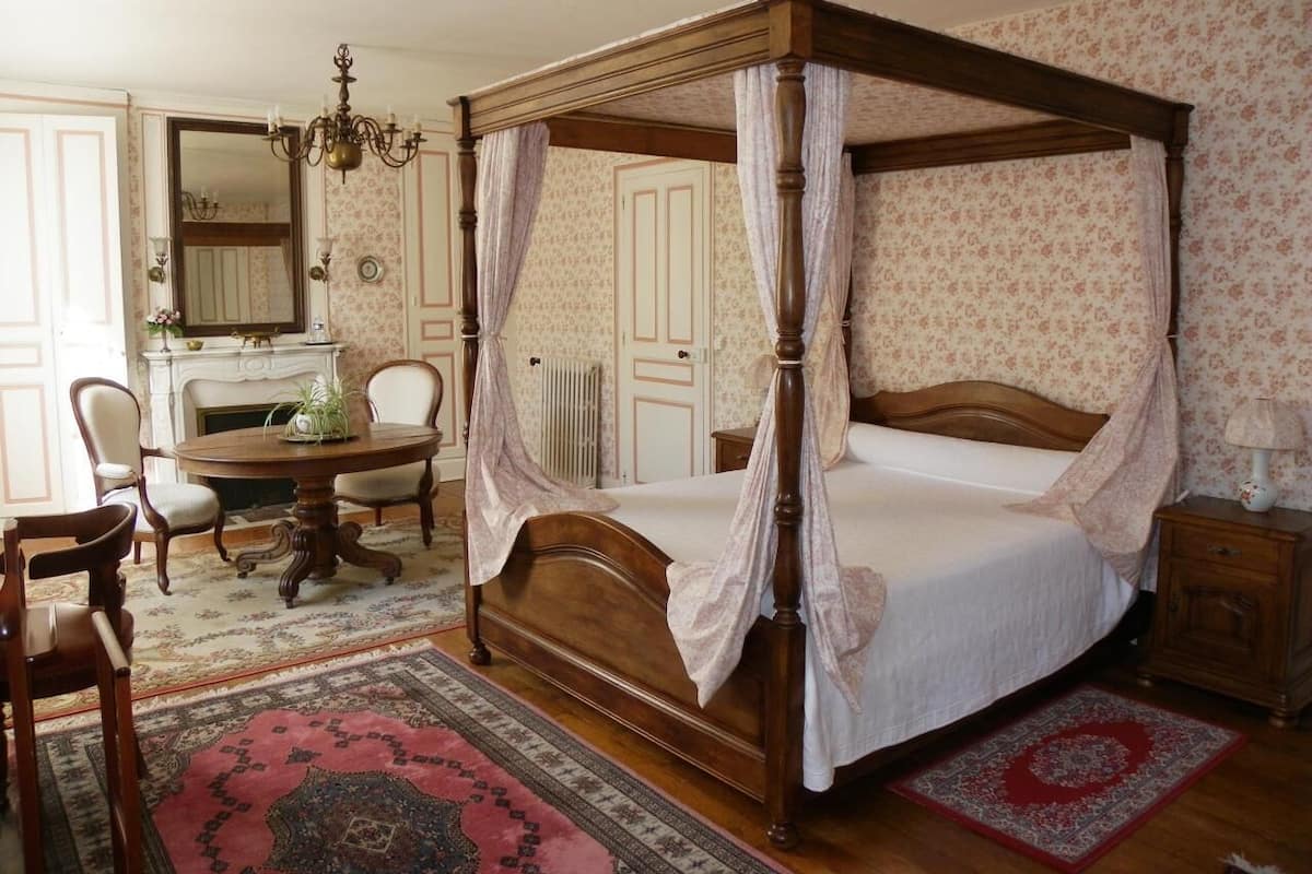 Romantic Double Room, Ensuite, Courtyard View (Mansard) | Premium bedding, desk, WiFi (free), individually decorated