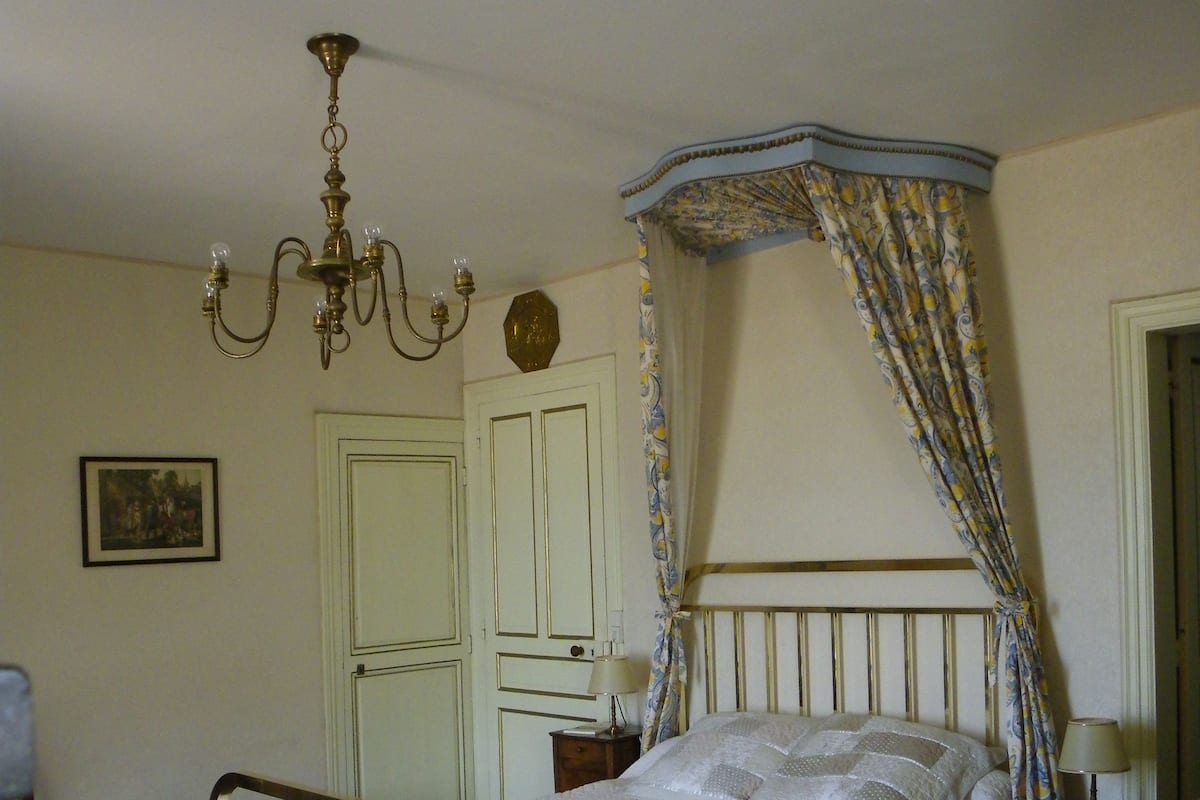 Premium bedding, desk, WiFi (free), individually decorated