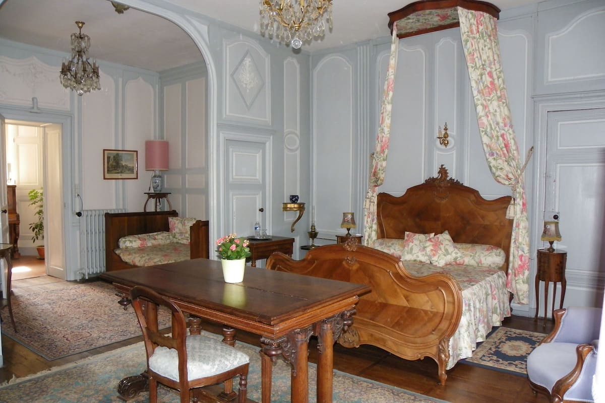 Premium bedding, desk, WiFi (free), individually decorated