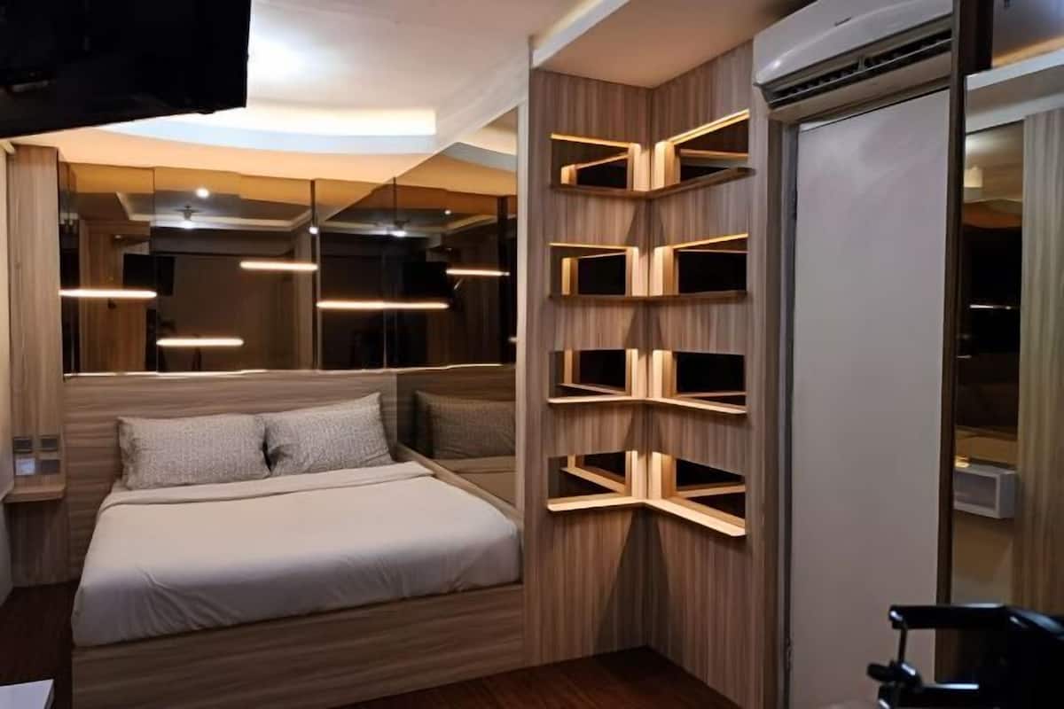 Desk, free WiFi, bed sheets
