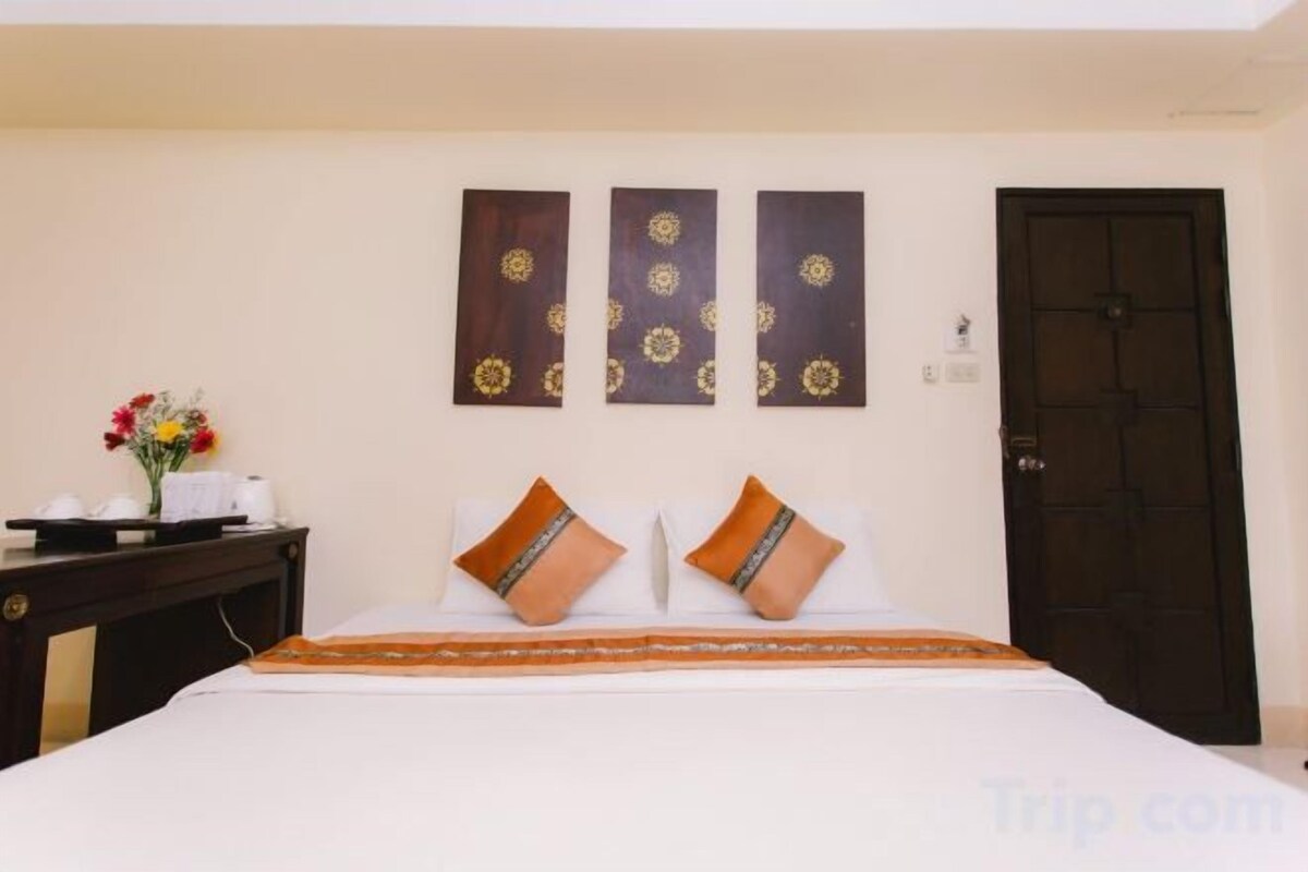 Minibar, desk, WiFi (free), bed sheets