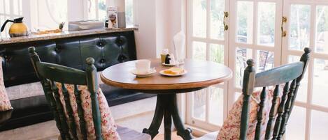 Breakfast, lunch, dinner served; Thai cuisine