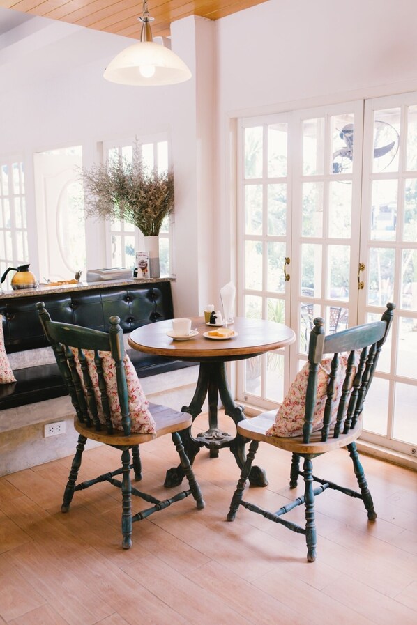 Breakfast, lunch, dinner served; Thai cuisine 