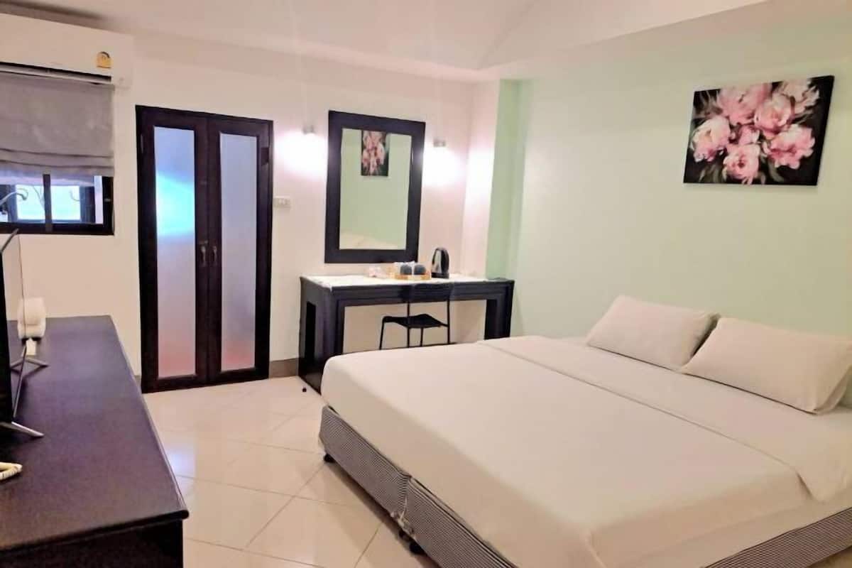 Minibar, desk, free WiFi, bed sheets