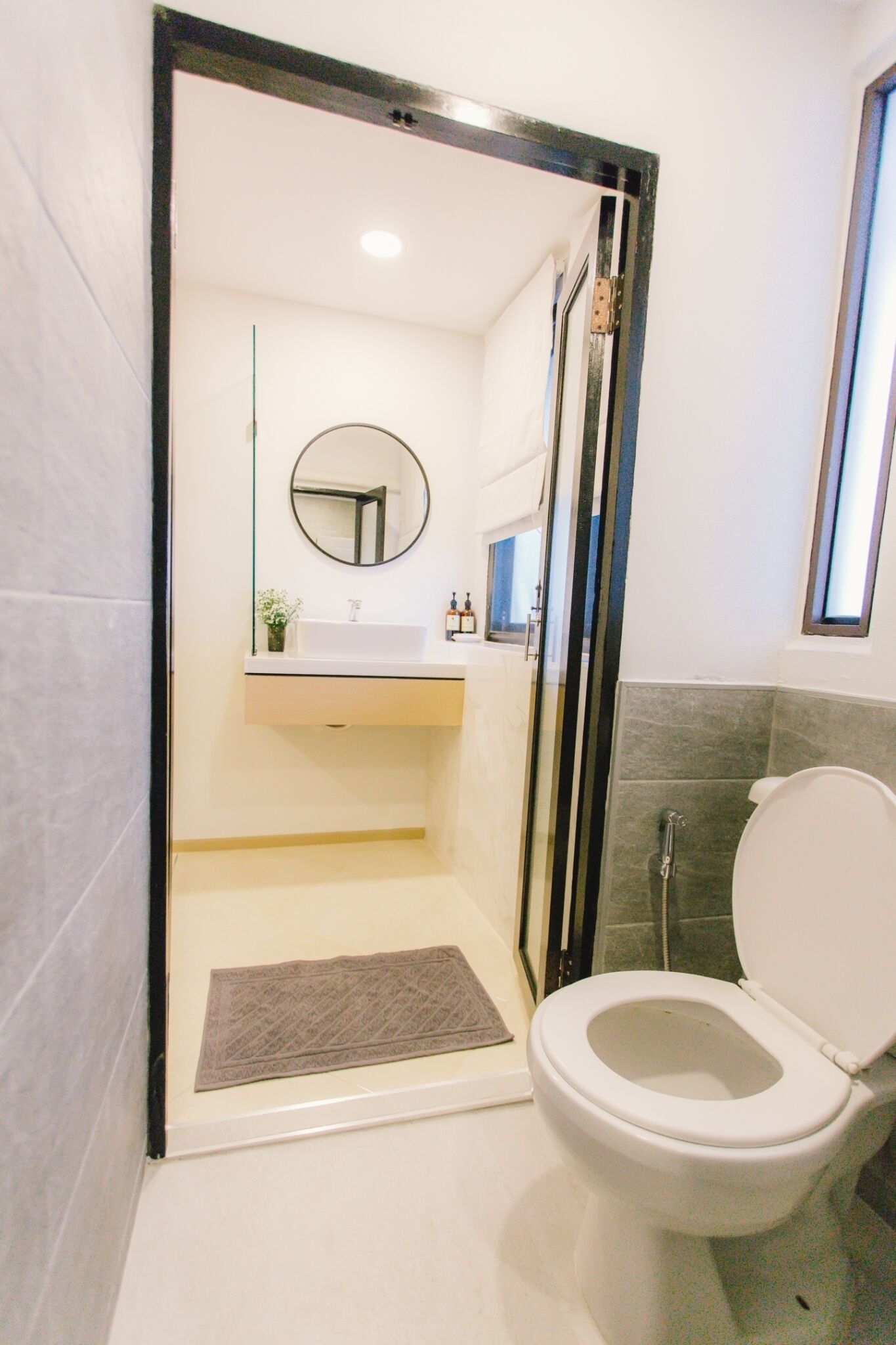 Shower, hydromassage showerhead, free toiletries, towels