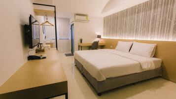 Studio, 1 Double Bed | Minibar, desk, free WiFi, bed sheets