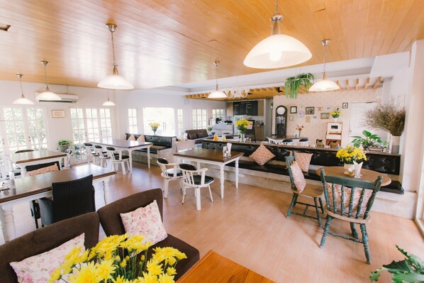 Der serveres morgenmad, frokost, aftensmad og thailandske retter