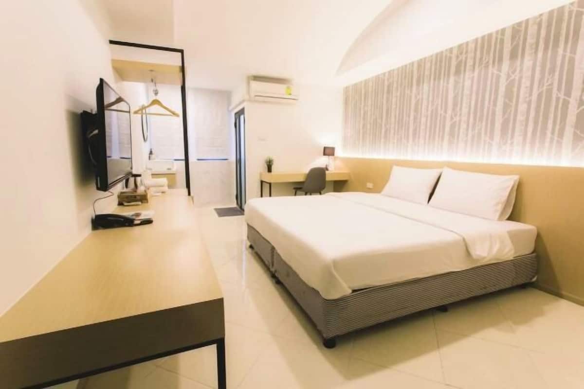 Minibar, desk, WiFi (free), bed sheets