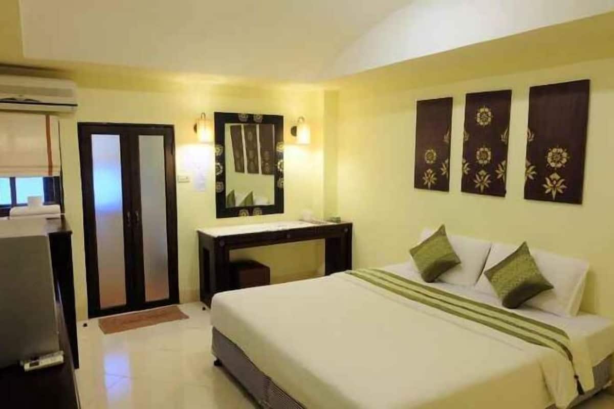Minibar, desk, free WiFi, bed sheets