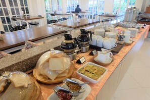Free daily buffet breakfast  - Royal Princess City (Lamphun)