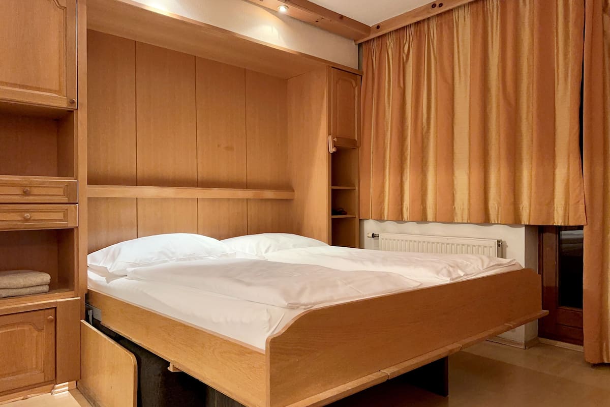 basic studio | in-room safe, iron/ironing board, free wifi, bed sheets