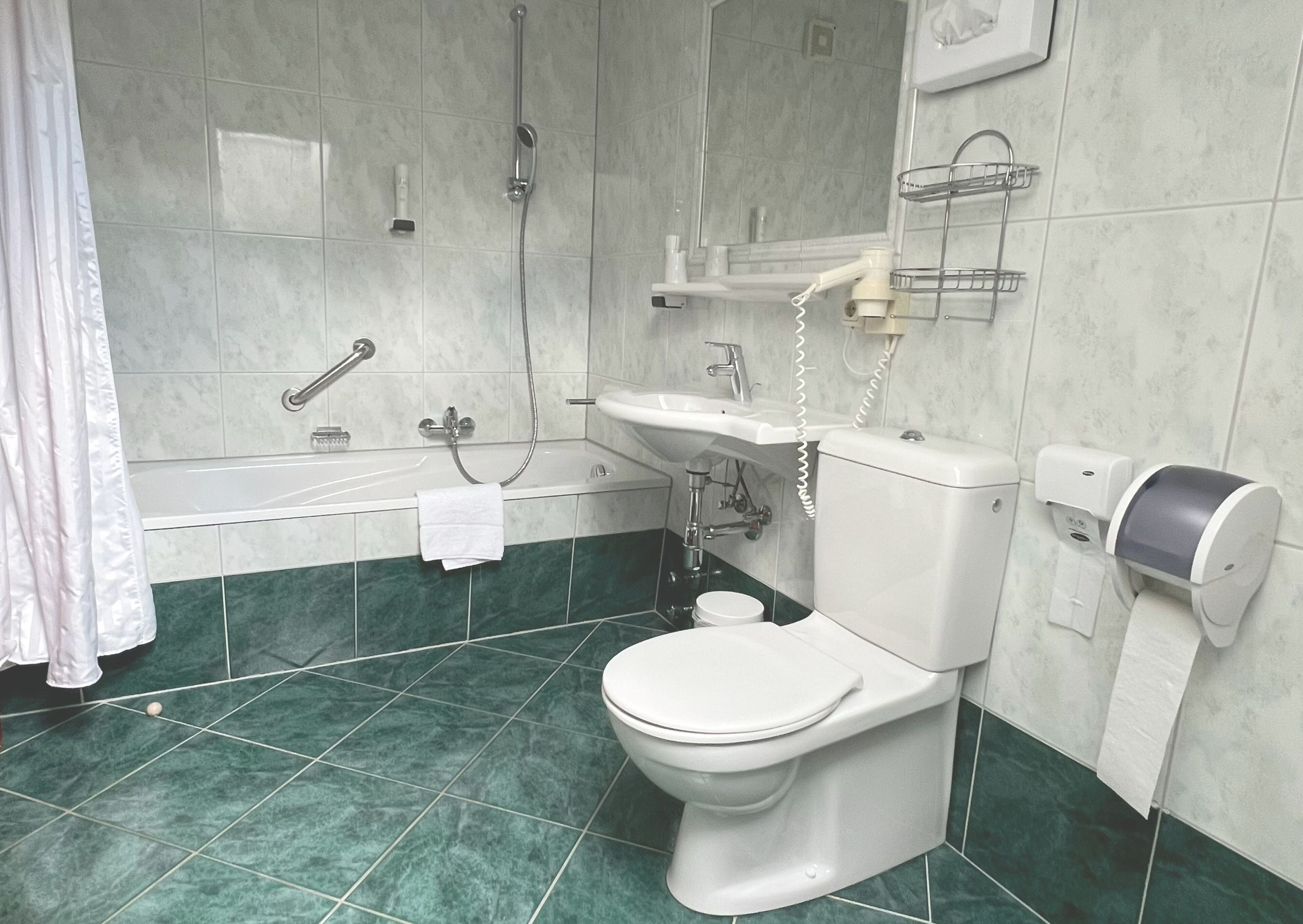 comfort apartment | bathroom | free toiletries, hair dryer, towels