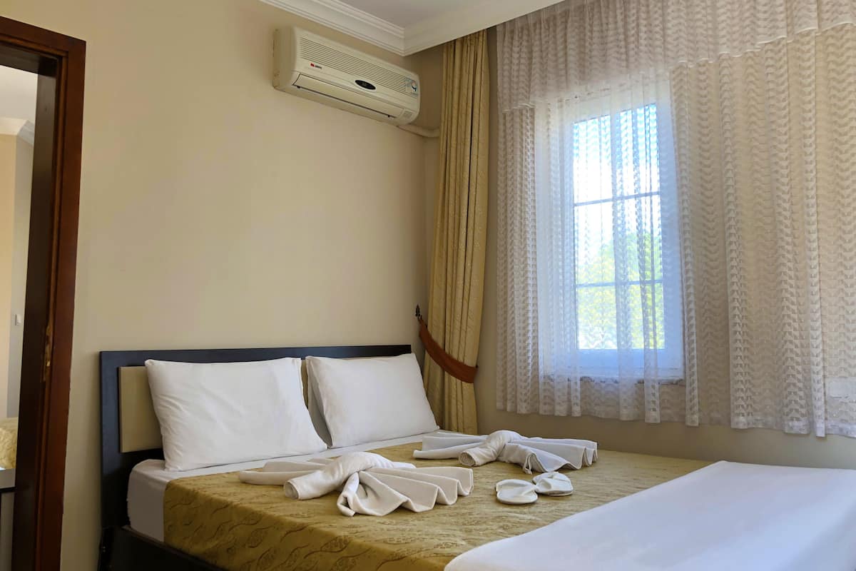 Minibar, desk, free WiFi