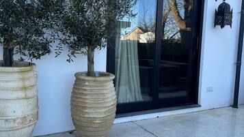 Comfort Studio Suite, 1 Queen Bed | Terrace/patio