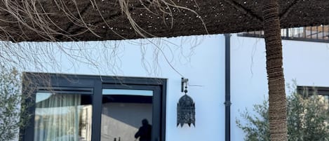 Comfort Studio Suite, 1 Queen Bed | Terrace/patio