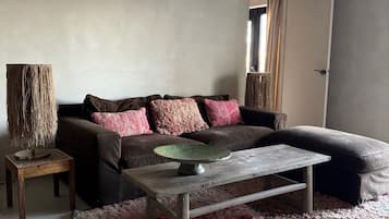 Suite estudio Confort, 1 cama de matrimonio | Zona de estar | Televisión de pantalla plana de 40 pulgadas con canales digitales