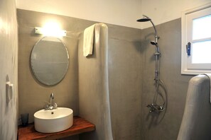 Deluxe Twin Room | Bathroom - Helios Beach Studios (Naxos)
