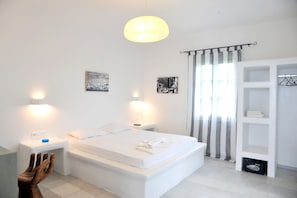 Habitación Deluxe con 2 camas individuales | Minibar, caja de seguridad en la habitación y escritorio