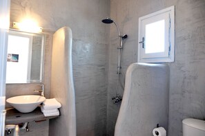 Chambre Deluxe avec lits jumeaux | Salle de bain | Douche, sèche-cheveux, serviettes fournies