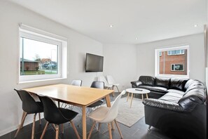 32-inch flat-screen TV with cable channels, TV - Justsleep Bed and Breakfast (Esbjerg)