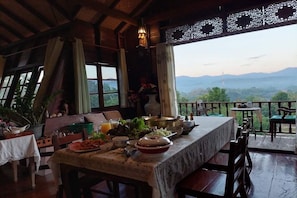 Petit déjeuner, déjeuner et dîner servis sur place, plats Cuisine thaï