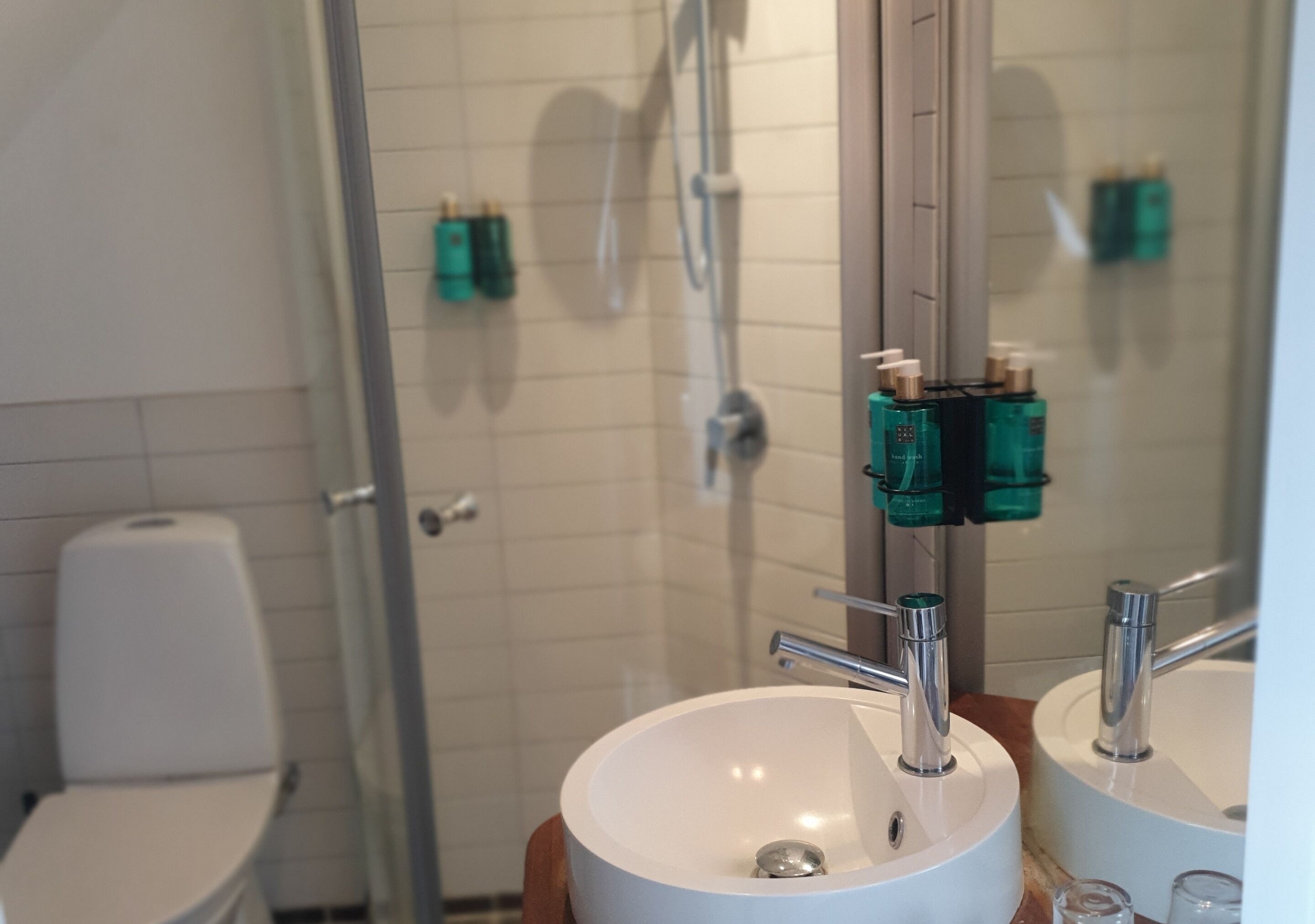 triple room | bathroom | shower, free toiletries, hair dryer, bathrobes