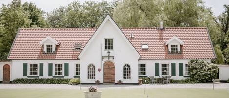 Vista frontal de la propiedad