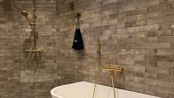 Suite Deluks | Kamar mandi | Shower, pengering rambut, jubah mandi, dan sandal