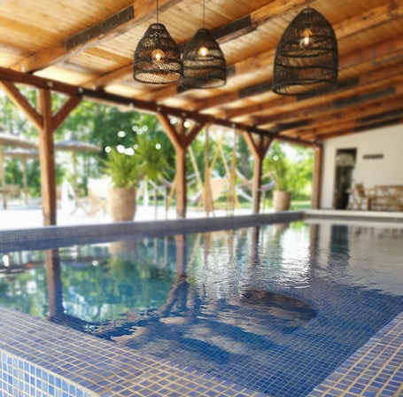 Un sauna, una bañera de hidromasaje, baño turco