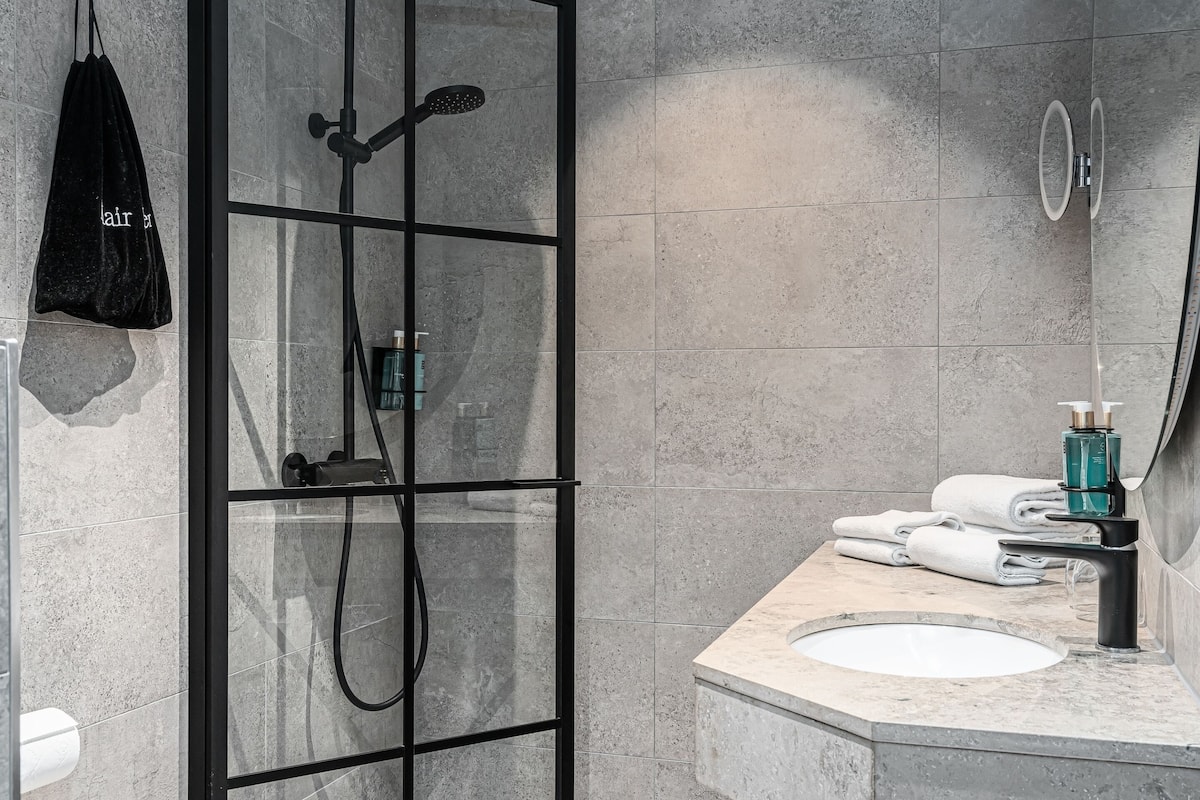 superior double room | bathroom | shower, free toiletries, hair dryer, bathrobes