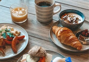 包含每日自助早餐