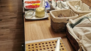 Un buffet proposant une variété de plats et d'accompagnements.