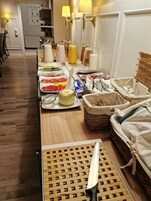 包含每日自助早餐