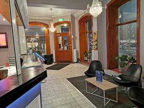 Coin salon dans le hall