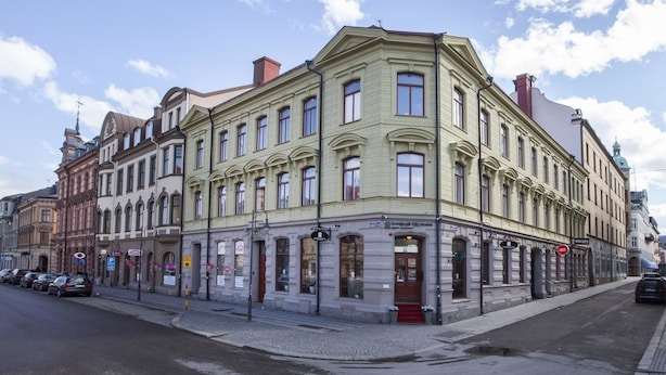 Un bâtiment historique à étages, doté de grandes fenêtres et d’un style architectural classique.