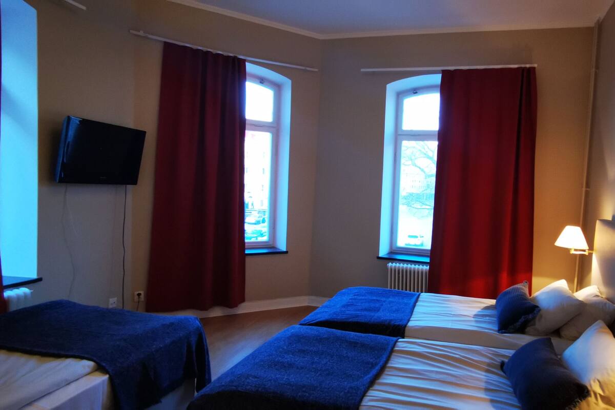 Trippelrum | Skrivbord, mörkläggningsgardiner, gratis wi-fi och sängkläder