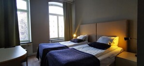 Bureau, rideaux occultants, Wi-Fi gratuit, draps fournis