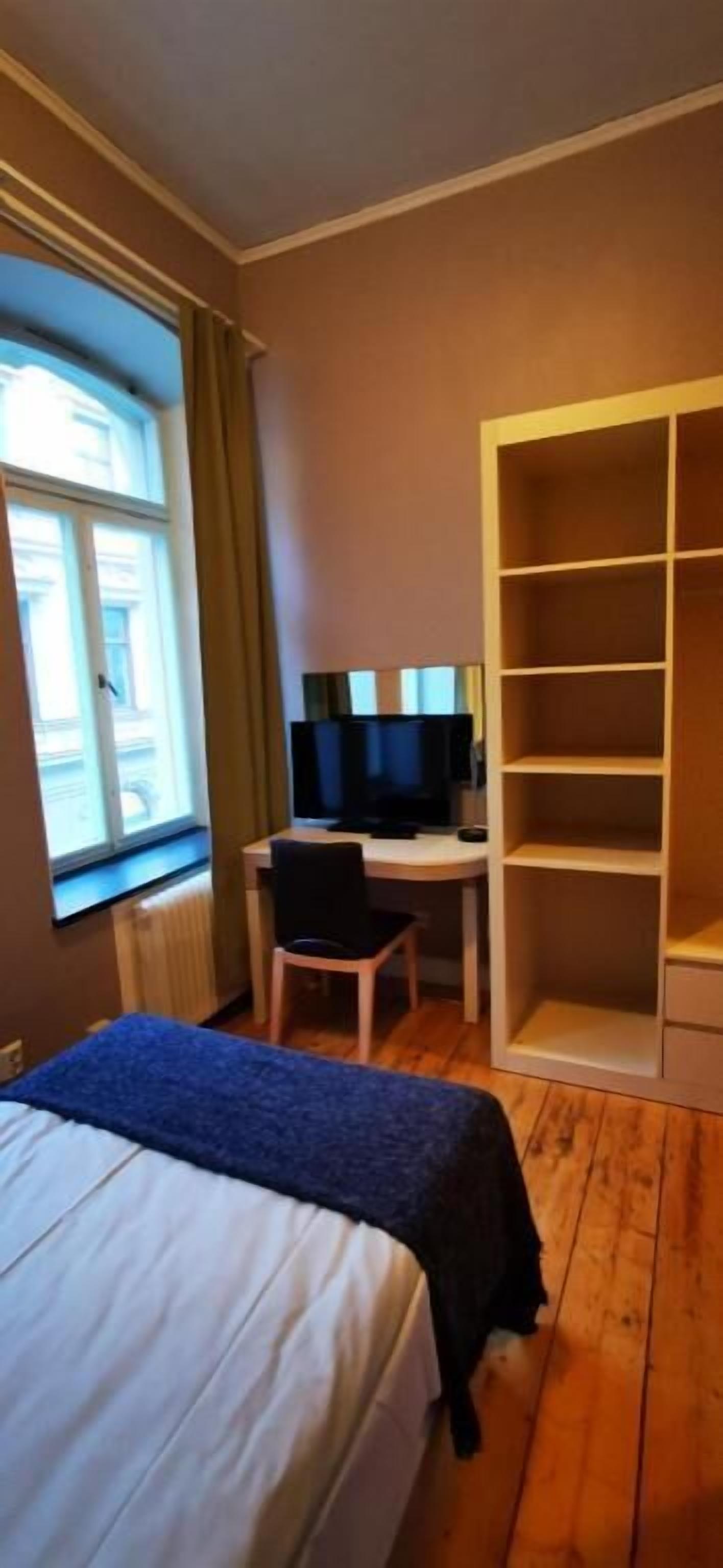 Escritorio, cortinas opacas, wifi gratis y ropa de cama