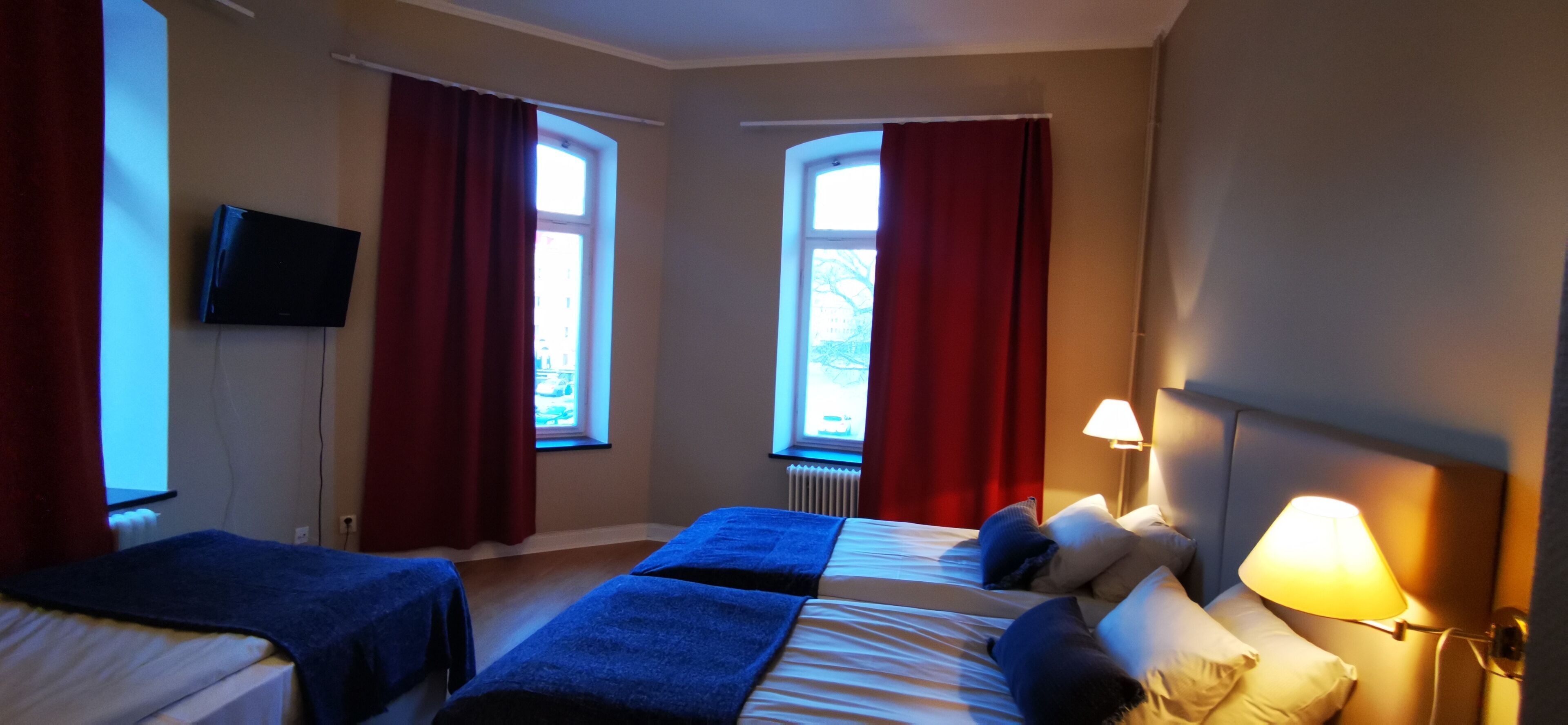 Escritorio, cortinas opacas, wifi gratis y ropa de cama