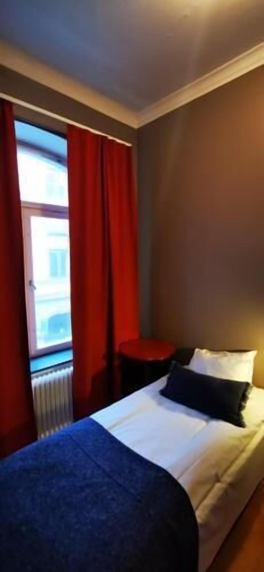 Escritorio, cortinas opacas, wifi gratis y ropa de cama